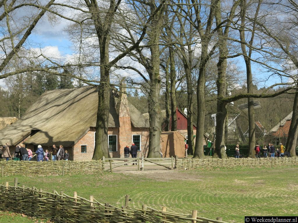 In het Openluchtmuseum ben je in alle gebouwen welkom.  Je kunt rondkijken in alle kamers en schuren.Tip: Vlakbij het openluchtmuseum ligt de Burgers' Zoo.